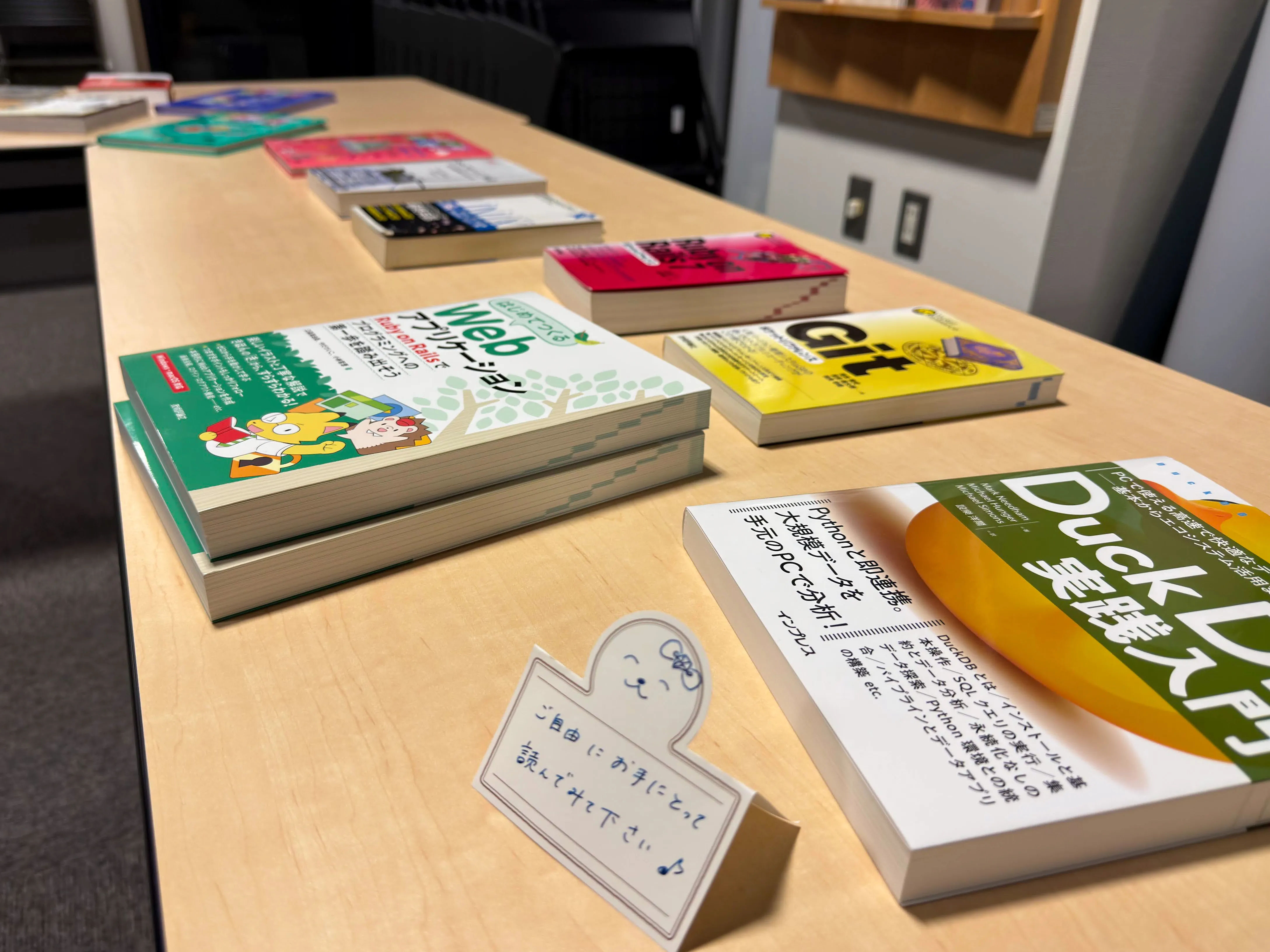 本のコーナーに並んでいる本2